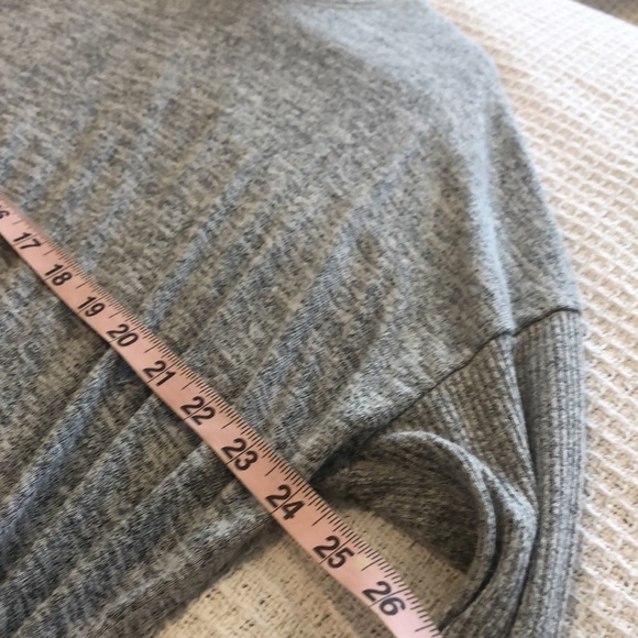 a.n.a. L Sweater Woman’s ribbed Sleeves, Back Detail Cozy and Soft Like New - Picture 3 of 7